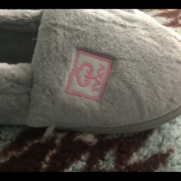 Grey warm slippers. Size 8. Very Comfortable. With hard soles. - Picture 3 of 9